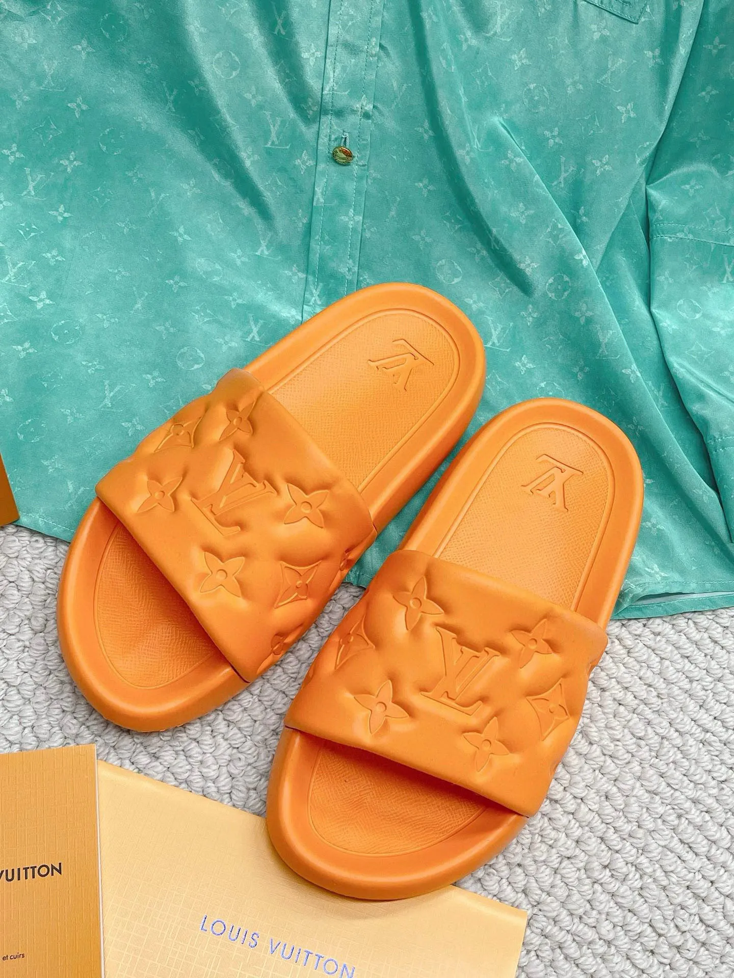 Factory price: 260💰【𝐋𝐕 Slippers】▪️Shoe size: Men's 38-45 ▪️Packaging: Counter top quality~original packaging 𝟐𝟎𝟐3 Louis Vuitton counter's new embossed slippers, L's monogram embossed slippers, Waterfront sandals are back, the upper buckle is embossed with LV's iconic Monogram pattern. Made of waterproof rubber with a comfortable and resilient insole. The lightweight, flexible outsole is embossed with the Louis Vuitton logo. ▪️Fabric: Original molded rubber foam surface ▪️Technology: embossed logo ▪️Sole: Original molded rubber foam outsole ▪️Sole thickness: 3CM.